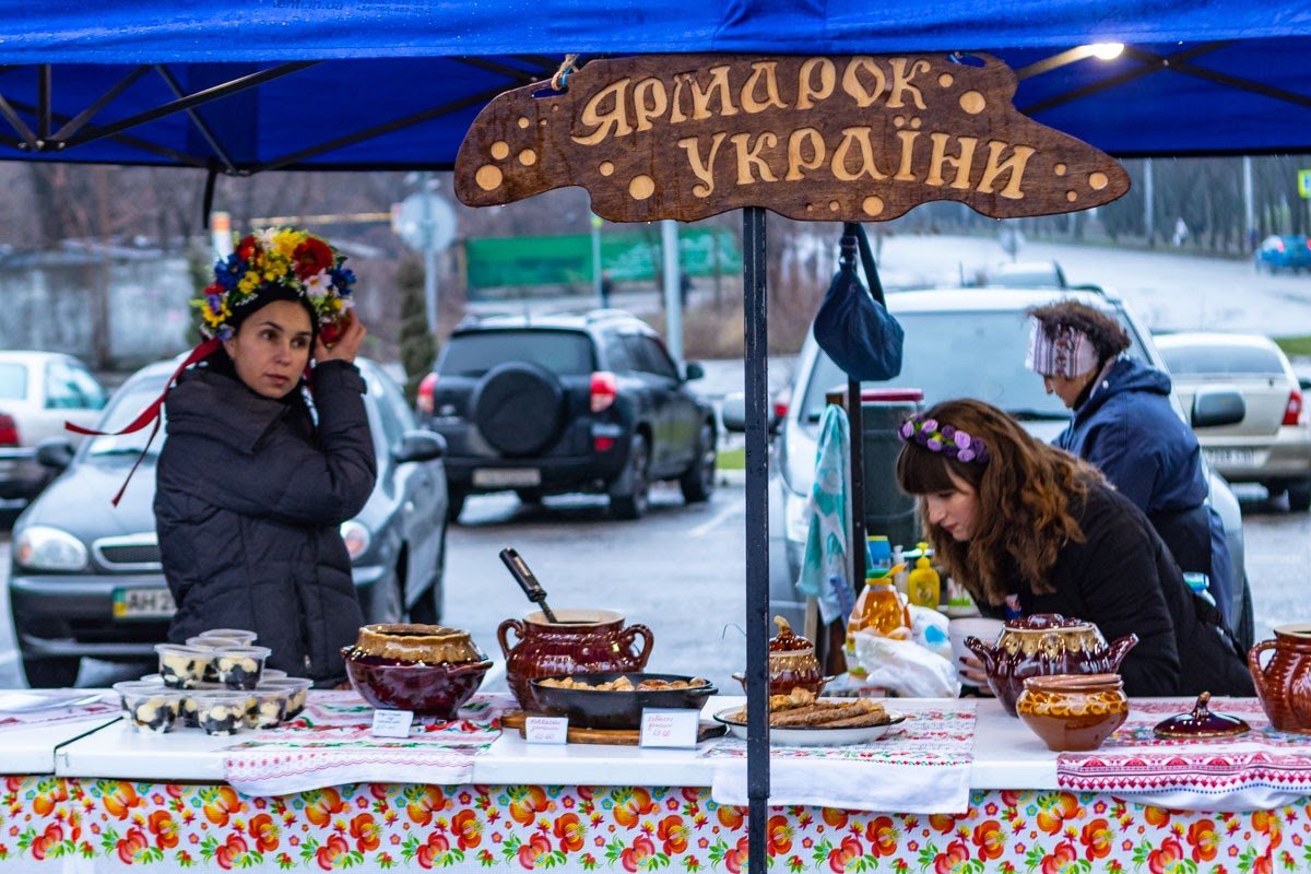 Уличная еда, песни и праздничное настроение: как проходит рождественская ярмарка в Днепре 3