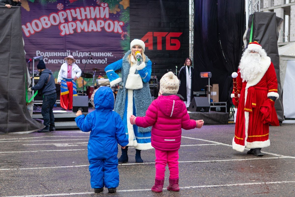 Уличная еда, песни и праздничное настроение: как проходит рождественская ярмарка в Днепре 4
