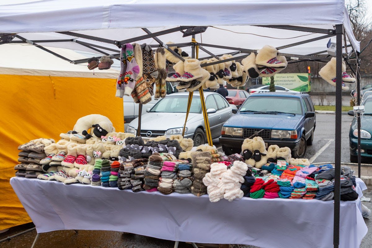 Уличная еда, песни и праздничное настроение: как проходит рождественская ярмарка в Днепре 5