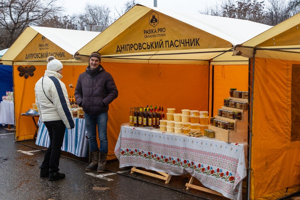 Уличная еда, песни и праздничное настроение: как проходит рождественская ярмарка в Днепре 8