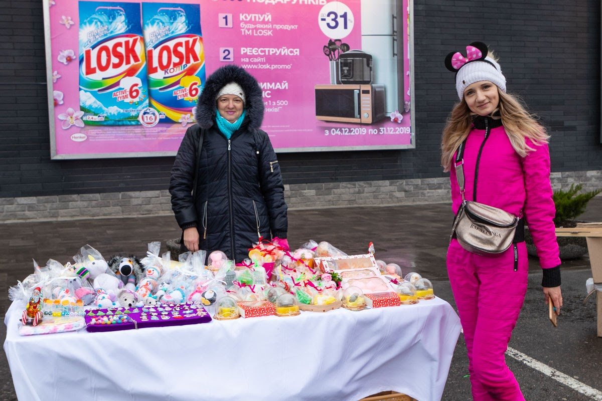 Уличная еда, песни и праздничное настроение: как проходит рождественская ярмарка в Днепре 9