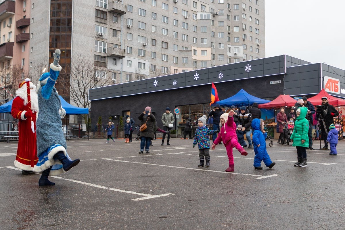 Уличная еда, песни и праздничное настроение: как проходит рождественская ярмарка в Днепре 10