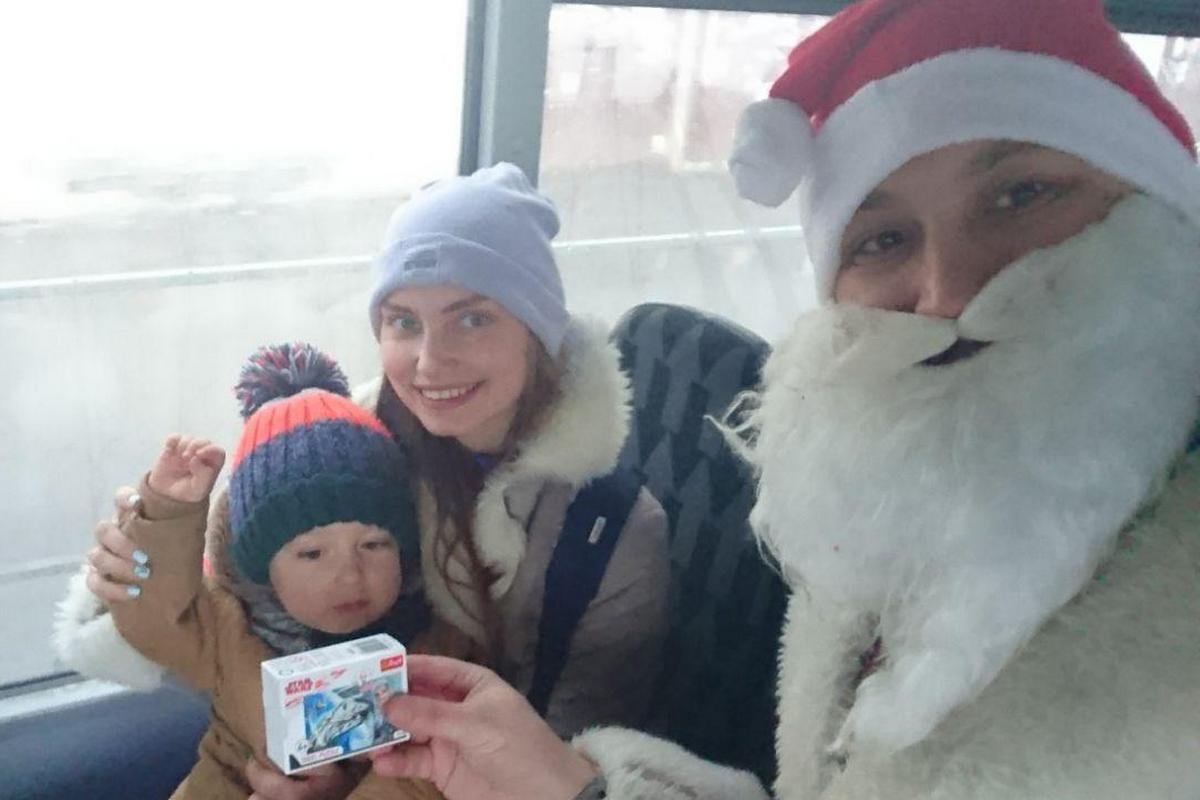 Если малыш стеснялся или забывал стих, на помощь приходили родители