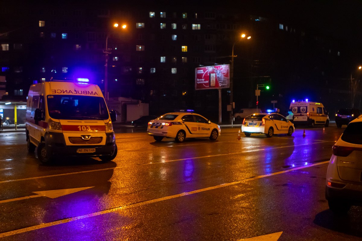 Пешеход, который упал на дорогу, едва не угодил под колеса Toyota