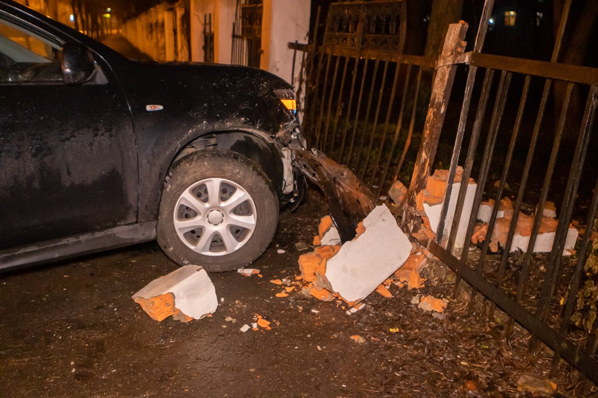 Машина влетела в забор Машина влетела в забор