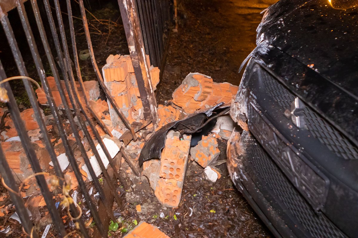 От удара разбилась кирпичная колонна ограждения От удара разбилась кирпичная колонна ограждения