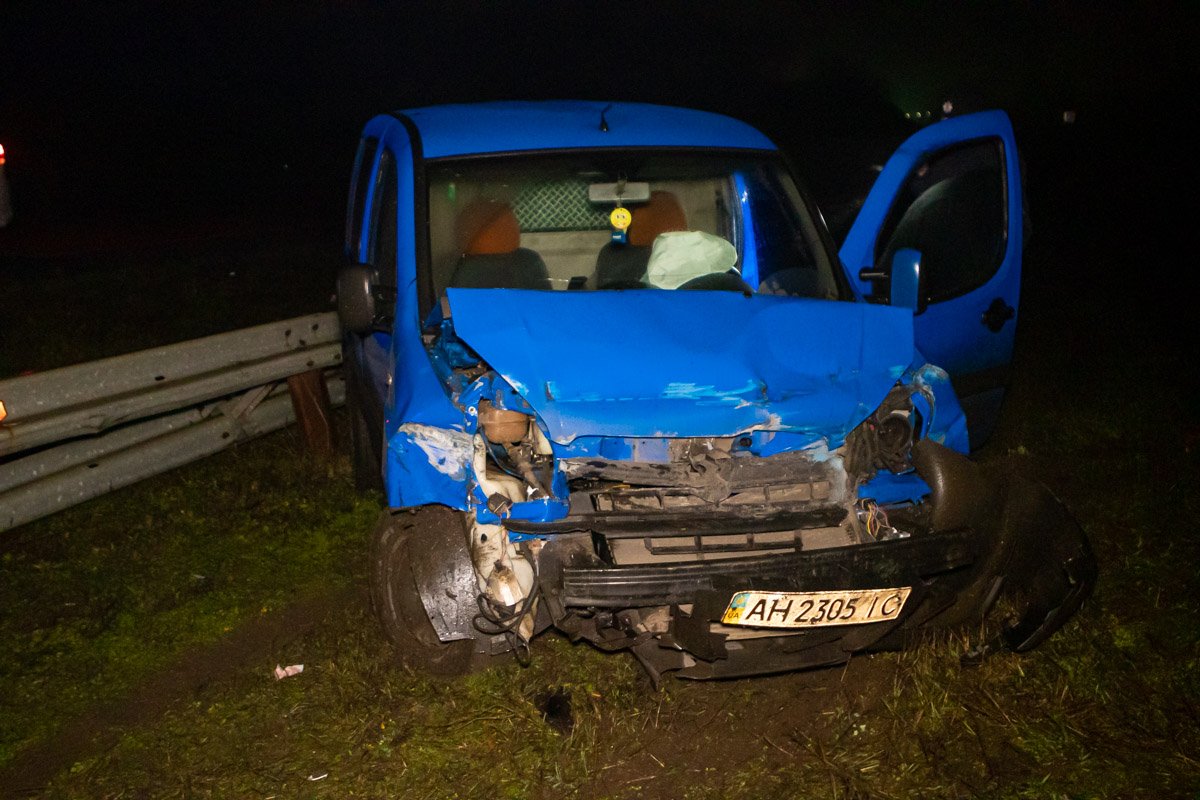 Иномарка влетела в отбойник на въезде в Днепр Иномарка влетела в отбойник на въезде в Днепр