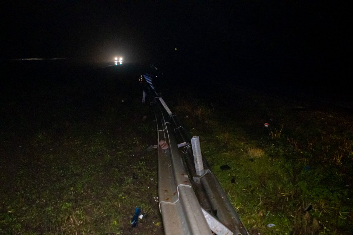 У Fiat разбиты фары, смят капот и оторван передний бампер У Fiat разбиты фары, смят капот и оторван передний бампер