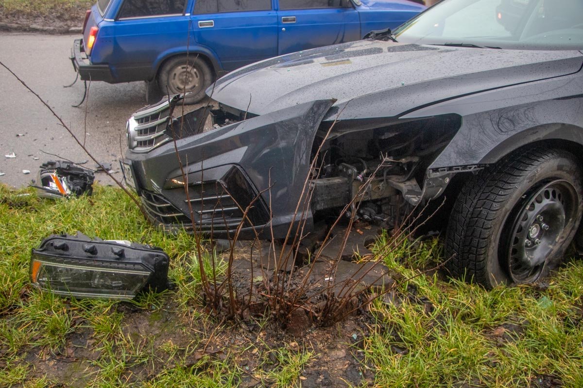 От удара один из автомобилей вынесло на бордюр