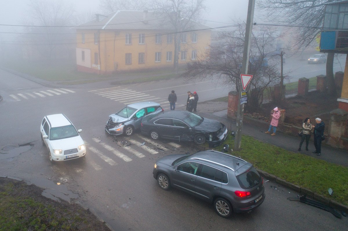 На месте аварии периодически собирается пробка