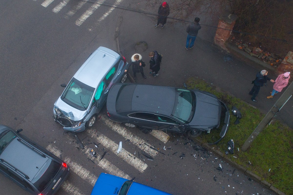 Предварительно, водитель Volkswagen не уступил дорогу Chevrolet перед тем, как повернуть