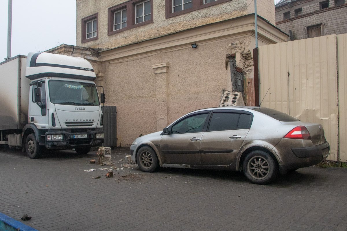 Часть стены обрушилась на Renault Часть стены обрушилась на Renault