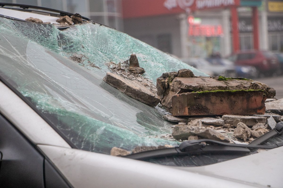 Со слов водителя авто, стена обрушилась сама Со слов водителя авто, стена обрушилась сама