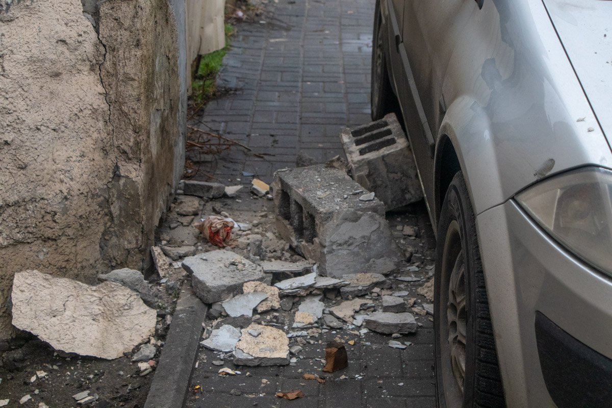 Вместе с тем, свидетели говорили о том, что стену зацепил грузовик Вместе с тем, свидетели говорили о том, что стену зацепил грузовик