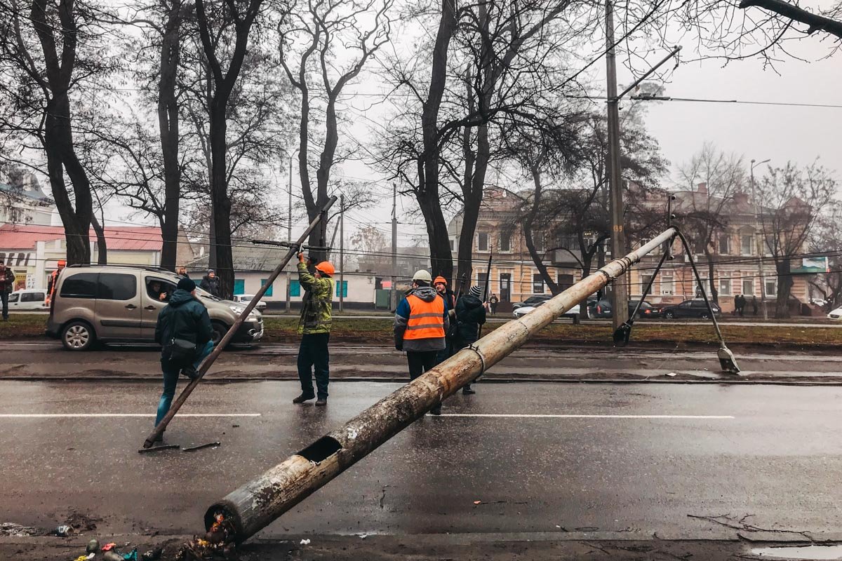 В районе ЗАГСа на проспекте Пушкина электроопора рухнула на проезжую часть