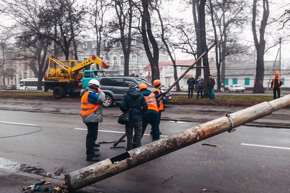 По предварительной информации, у столба прогнило основание и он рухнул