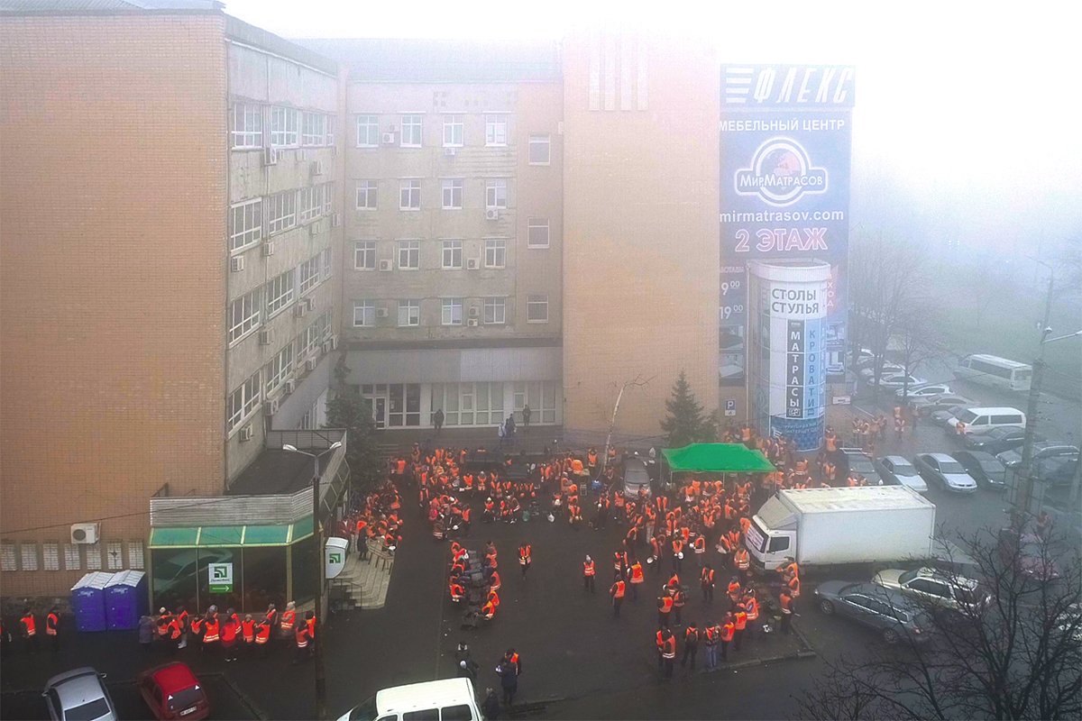 На этот раз участники митинга оккупировали отделение ПриватБанка на улице Ярослава Мудрого На этот раз участники митинга оккупировали отделение ПриватБанка на улице Ярослава Мудрого