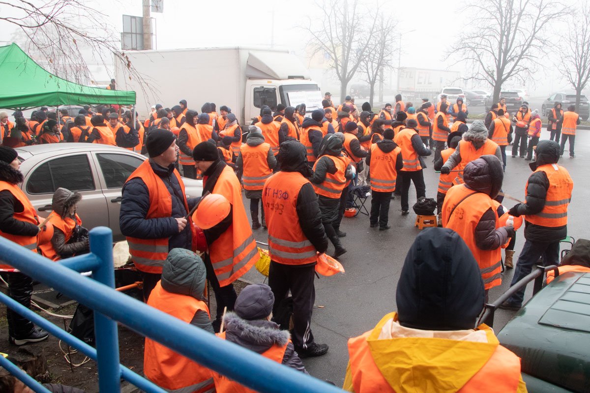 Протестующих несколько сотен человек Протестующих несколько сотен человек