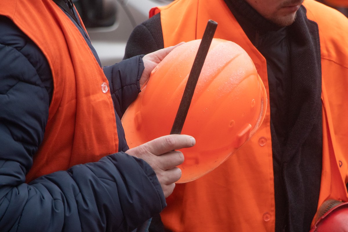 Митингующие бьют металлическими палками по каскам и жестяным листам Митингующие бьют металлическими палками по каскам и жестяным листам