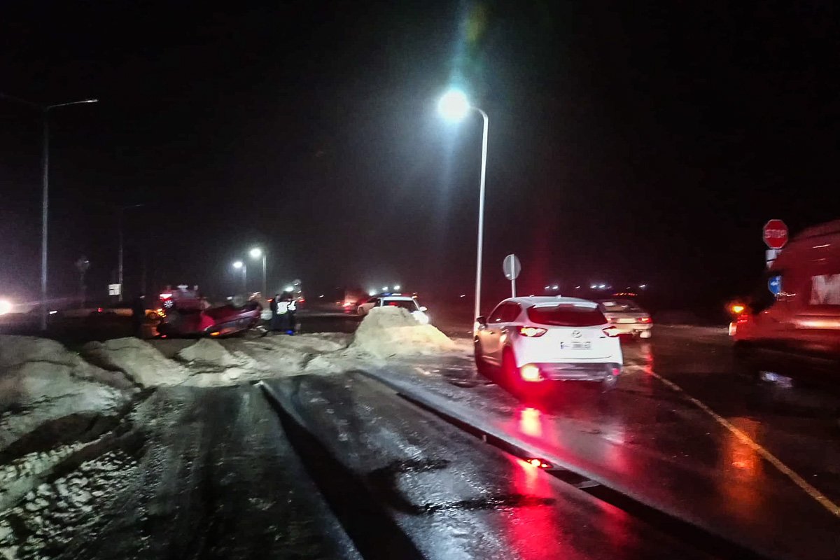 ВАЗ врезался в кучу песка и вылетел на участок, где идет ремонт ВАЗ врезался в кучу песка и вылетел на участок, где идет ремонт