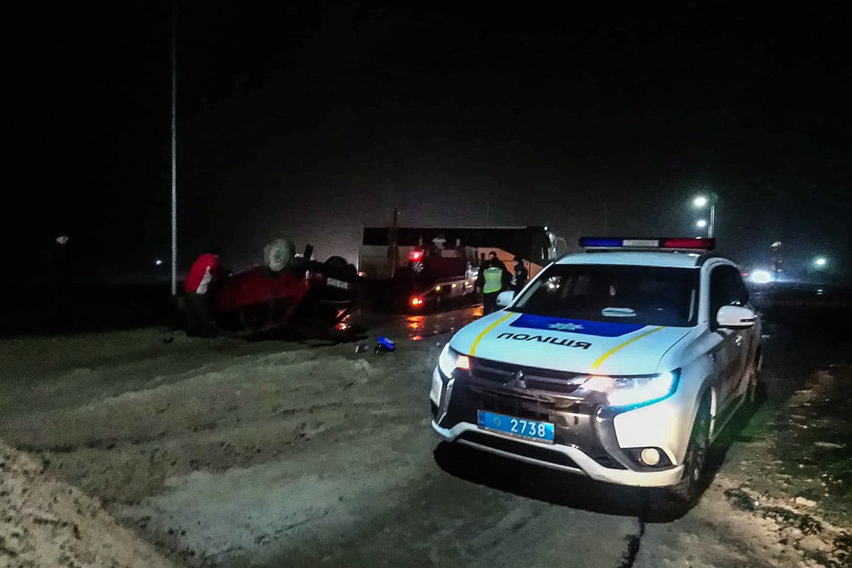 Полицейские разбираются во всех деталях происшествия Полицейские разбираются во всех деталях происшествия