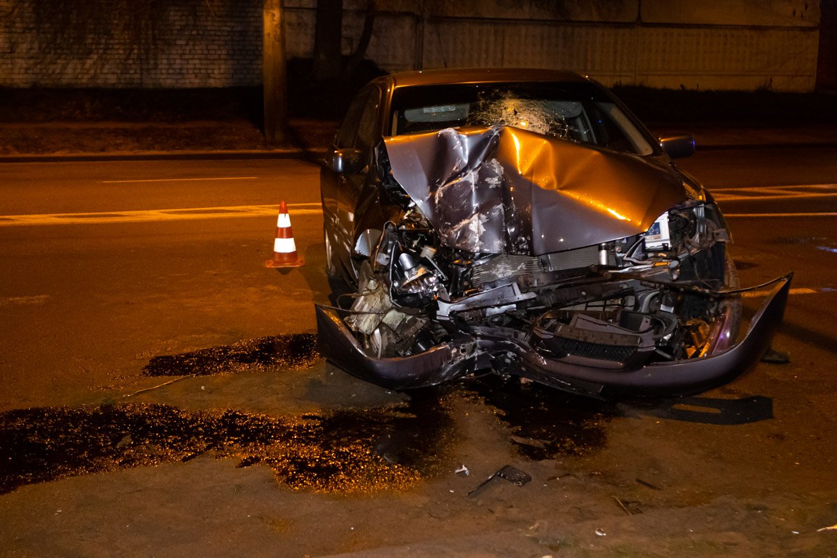 Иномарка существенно повреждена Иномарка существенно повреждена