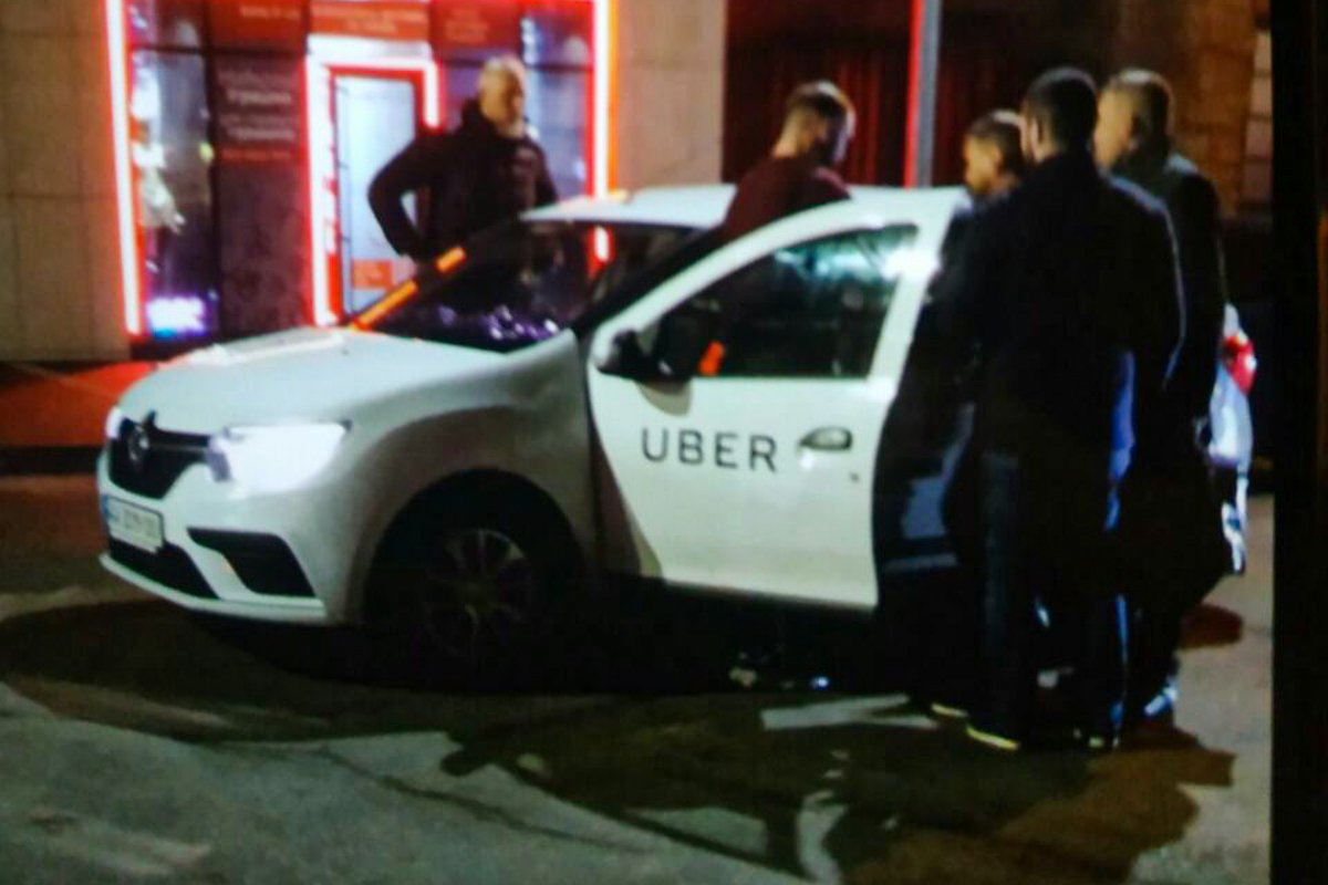 В центре Днепра неизвестные напали на водителя Uber и разбили чайник об  авто: пострадавшего госпитализировали