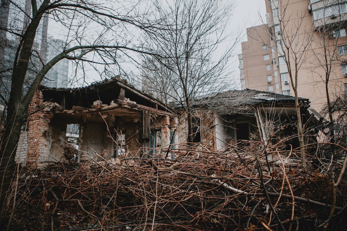 На улице много аварийных зданий