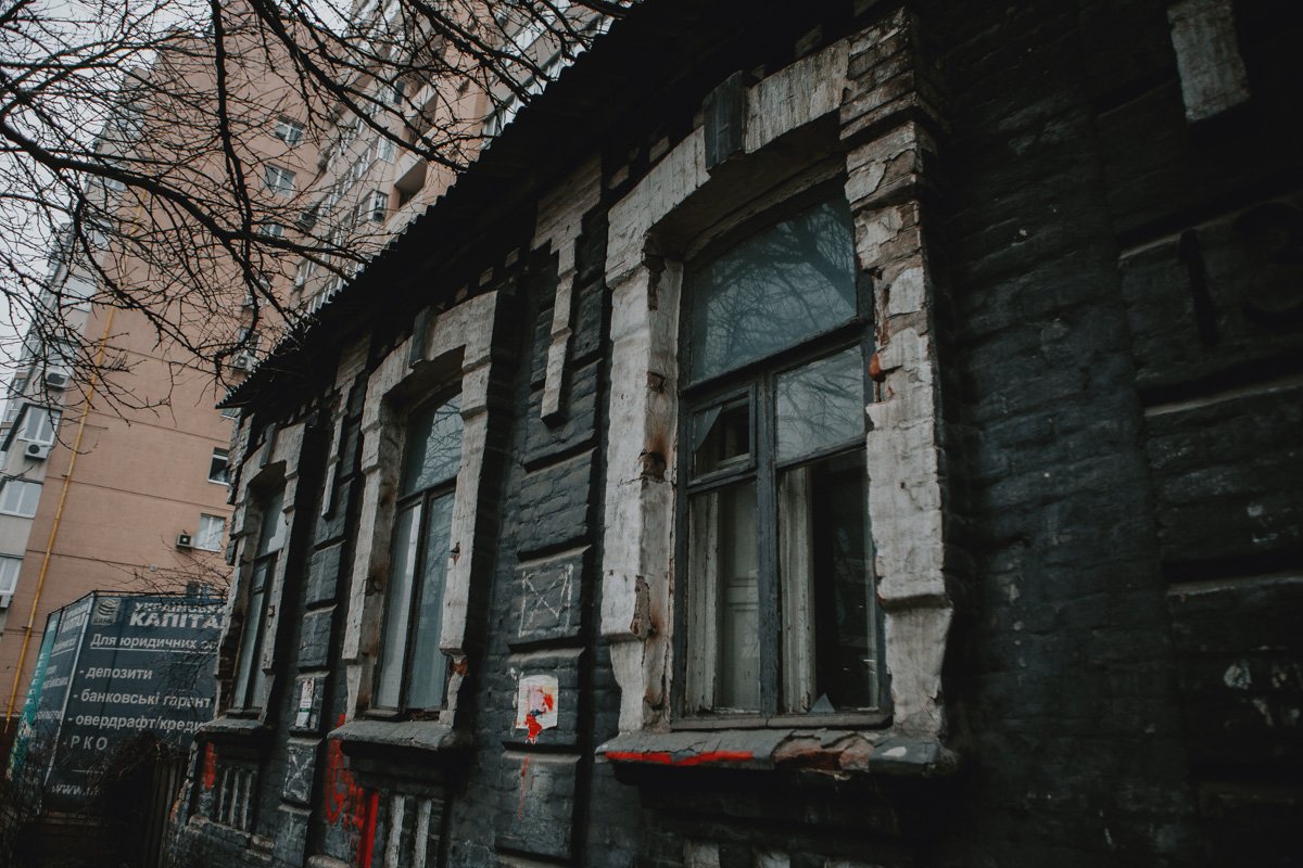 Здание смотрит на всех пустыми окнами