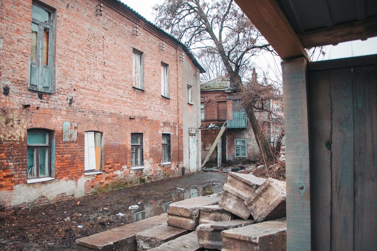 Рядом остались как заброшки, так и жилые дома