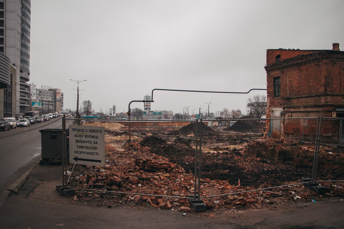 В апреле старые развалины, которые стояли прямо на съезде с моста в центре города, начали сносить