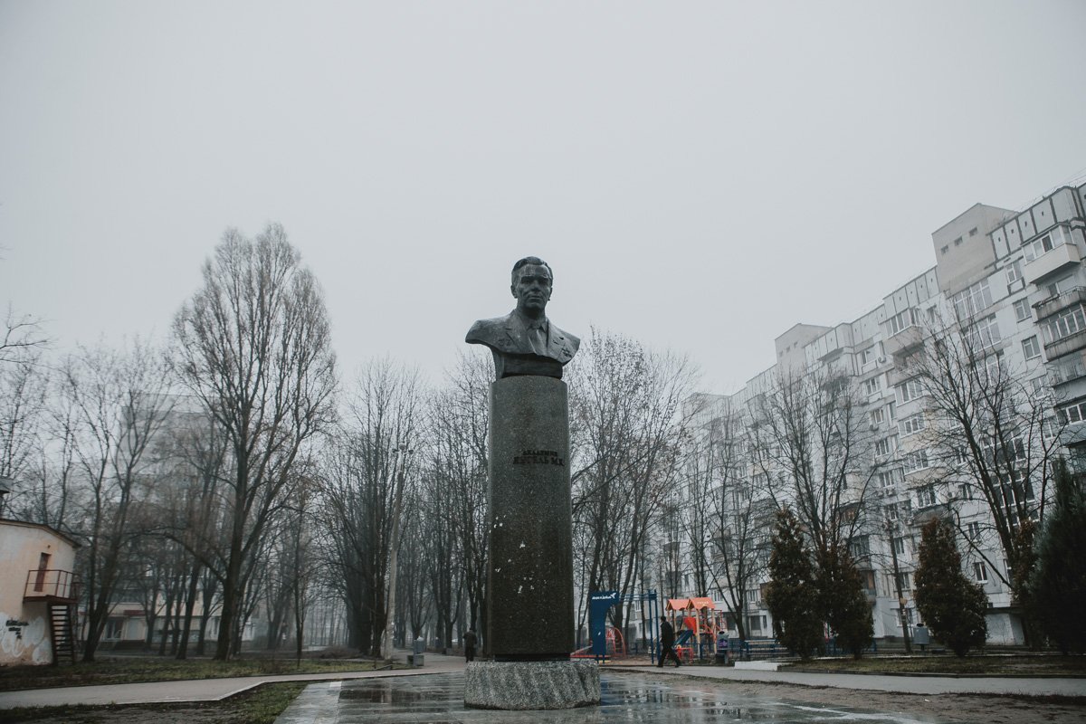 Памятник Янгелю