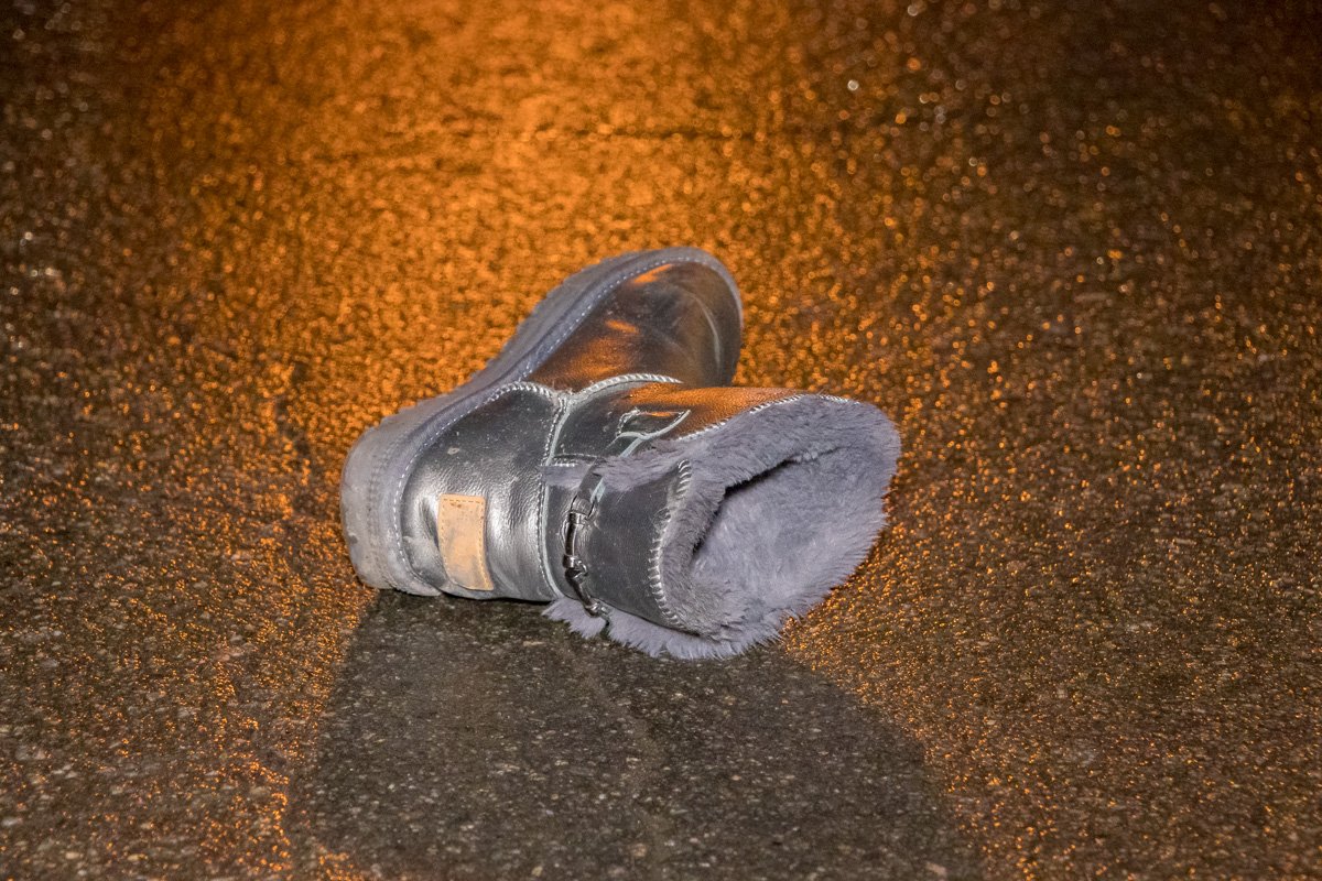 Женщина была одета во все черное Женщина была одета во все черное