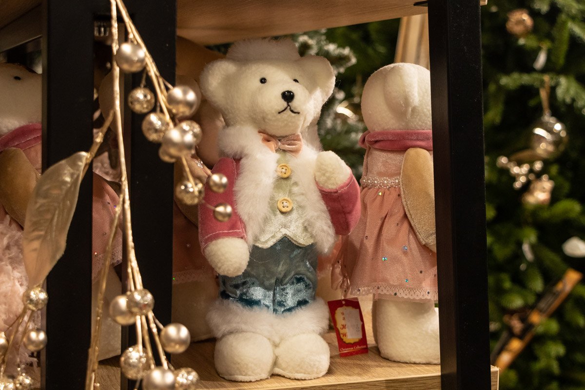 Наблюдает Наблюдает