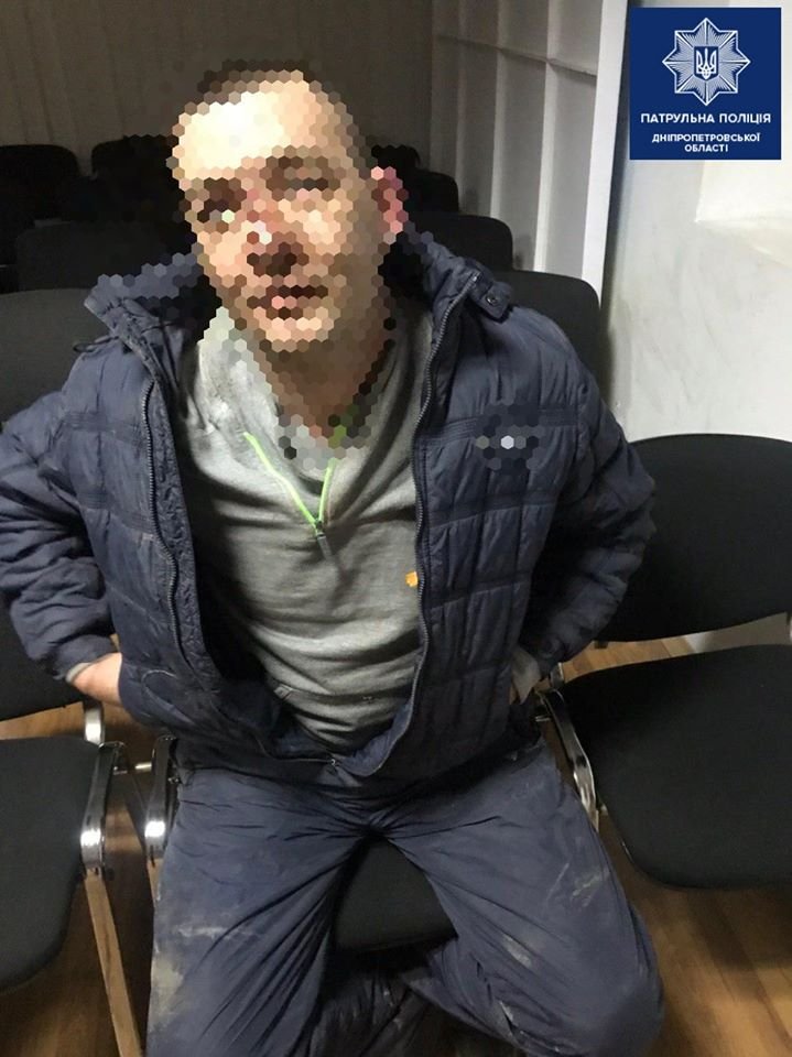 В машине было двое мужчин В машине было двое мужчин