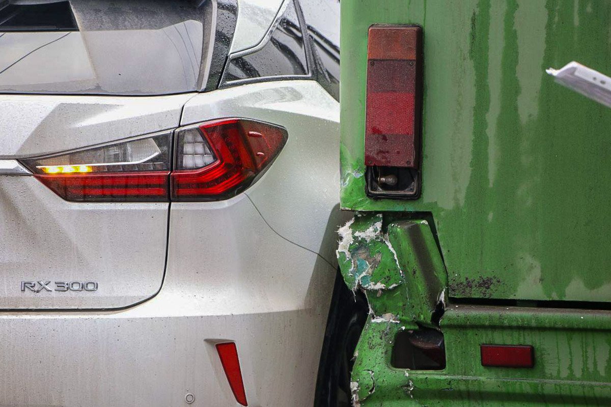 Патрульные разбираются в деталях ситуации Патрульные разбираются в деталях ситуации