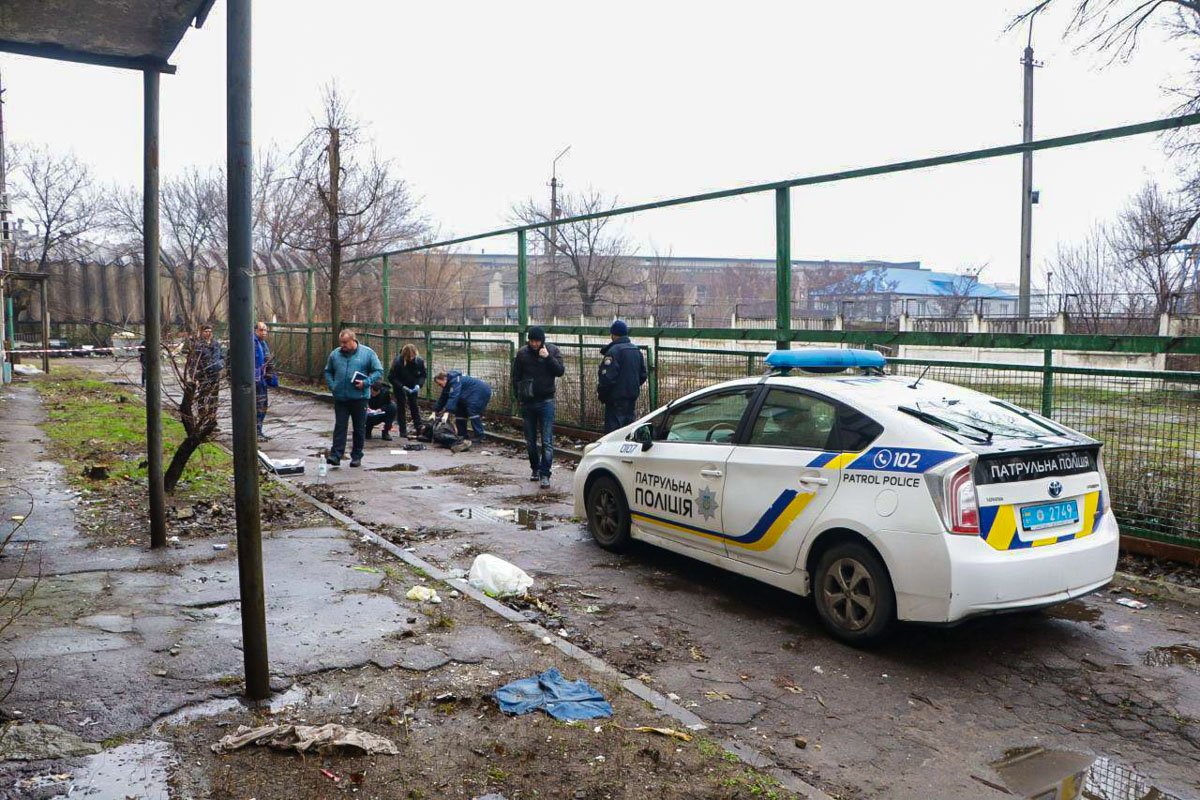 Мужчина лежал за общежитием на улице Любарского Мужчина лежал за общежитием на улице Любарского