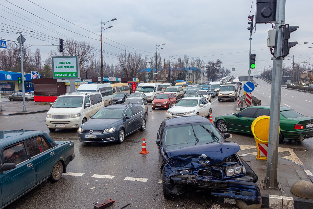 От удара "Таврию" развернуло, а BMW влетел в светофор От удара "Таврию" развернуло, а BMW влетел в светофор