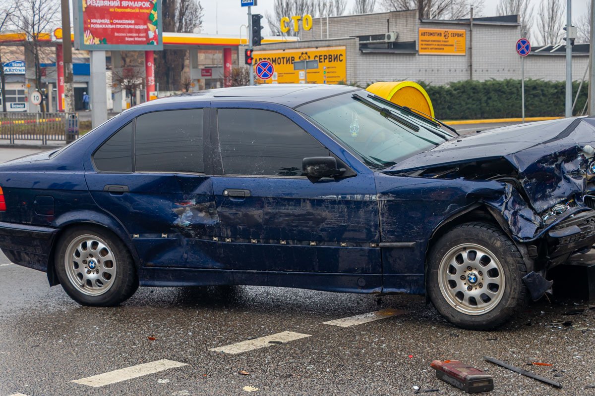 Из-за аварии затруднено движение по проспекту Слобожанскому Из-за аварии затруднено движение по проспекту Слобожанскому