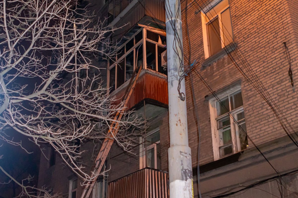 В доме № 12 на Пастера загорелся балкон В доме № 12 на Пастера загорелся балкон