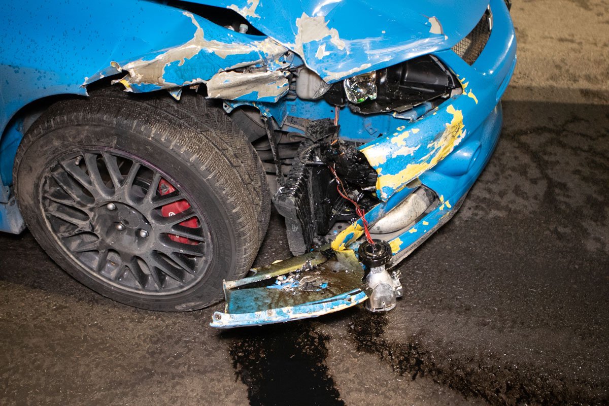 Разбитая правая фара Mitsubishi