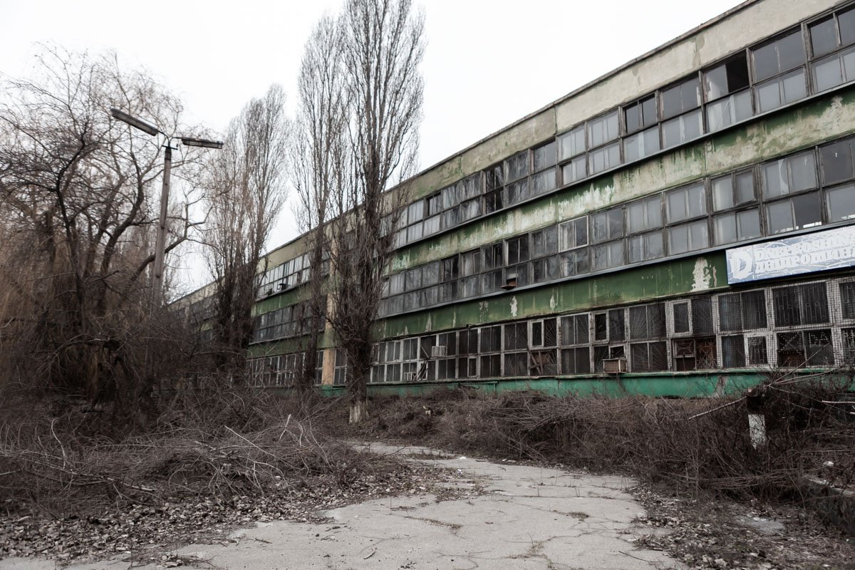 Заброшенные цеха постепенно разрушаются Заброшенные цеха постепенно разрушаются