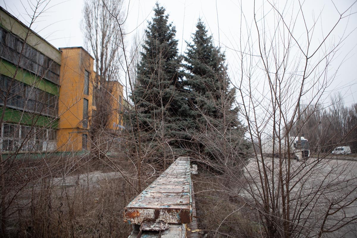 Завод не отличается от обычной заброшки Завод не отличается от обычной заброшки