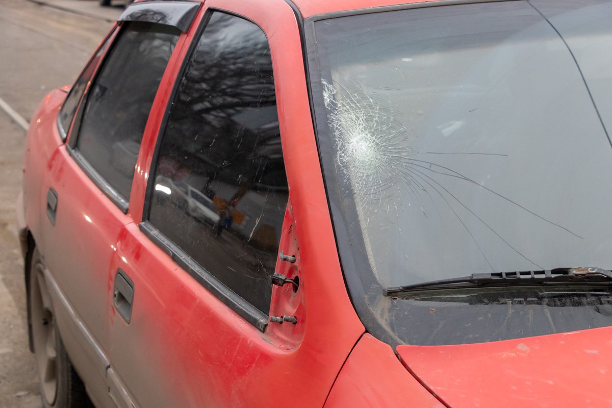 Удар пришелся на боковое зеркало, стойку и лобовое стекло Удар пришелся на боковое зеркало, стойку и лобовое стекло