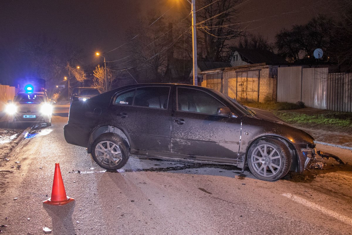 Skoda въехала в дерево, развернулась и столкнулась с Renault Skoda въехала в дерево, развернулась и столкнулась с Renault