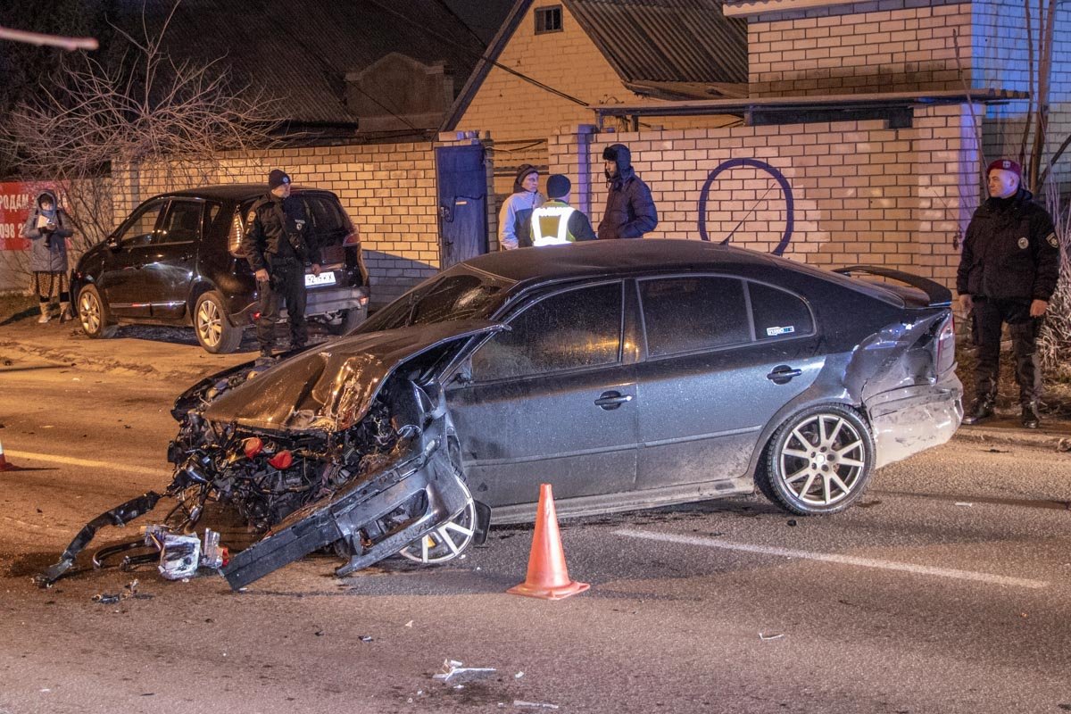 Занял обе полосы движения Занял обе полосы движения