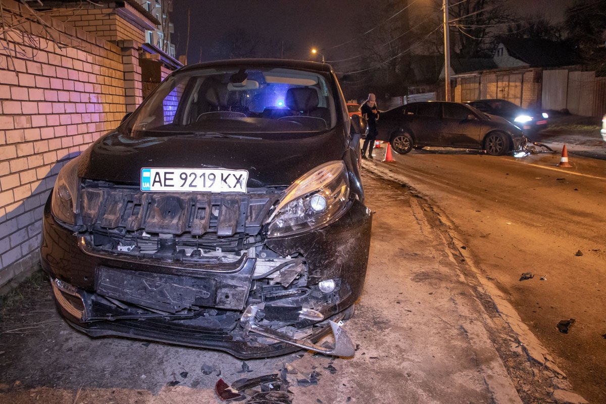 Въехал в Renault, который был припаркован у частного дома Въехал в Renault, который был припаркован у частного дома