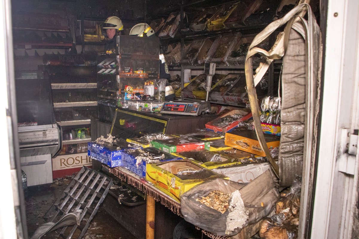 Внутри киоска оставался товар Внутри киоска оставался товар