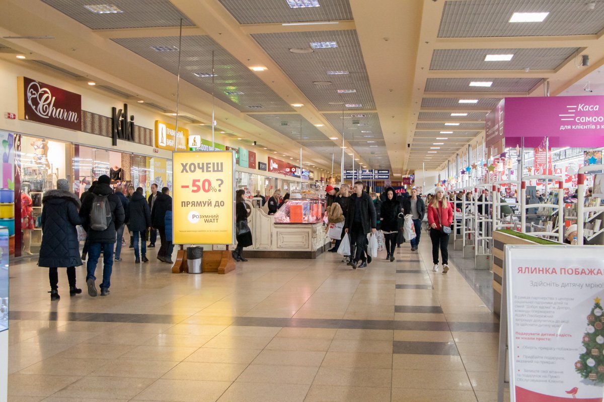 Не сказать, что людей в ТЦ "Караван" больше обычного Не сказать, что людей в ТЦ "Караван" больше обычного