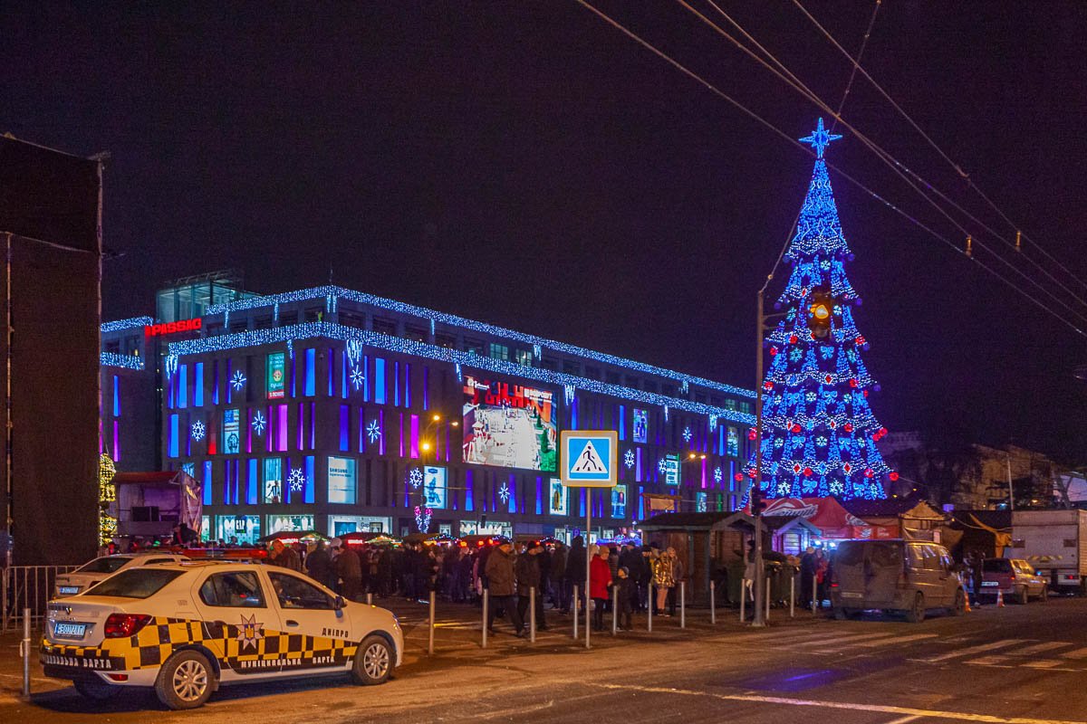 Весь центр ярко светится Весь центр ярко светится